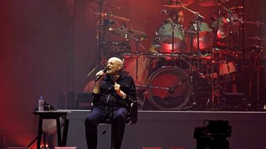 Así fue la despedida de Phil Collins, con un delicado estado de salud, en el último concierto de Genesis