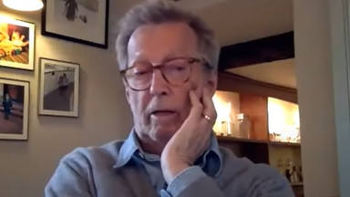 Eric Clapton vuelve a cargar contra las vacunas y afirma que le enfermaron: “Hay publicidad subliminal”
