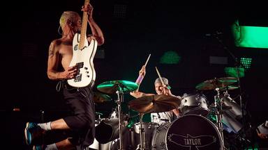 Red Hot Chili Peppers "cubrirán" a Foo Fighters después de su tragedia