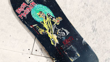 El skateboard de Iron Maiden pintado a mano por Kurt Cobain (Nirvana) que ha inspirado a Tony Hawk