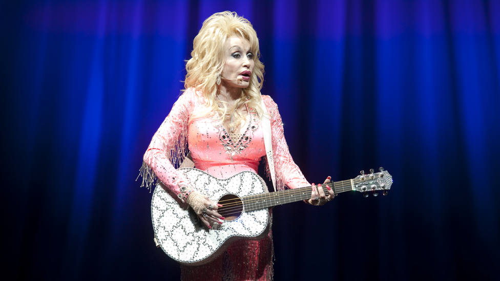 Dolly Parton abbandona la corsa alla Rock and Roll Hall of Fame: “Non me lo merito”