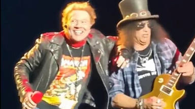 Axl Rose y Slash (Guns N' Roses) tienen un accidente en el escenario: su reacción lo demuestra todo