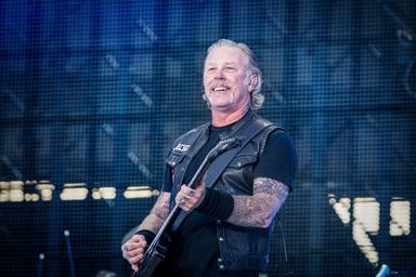 El gran regalo de James Hetfield (Metallica) en mitad de uno de sus conciertos: “Te salvará la garganta”