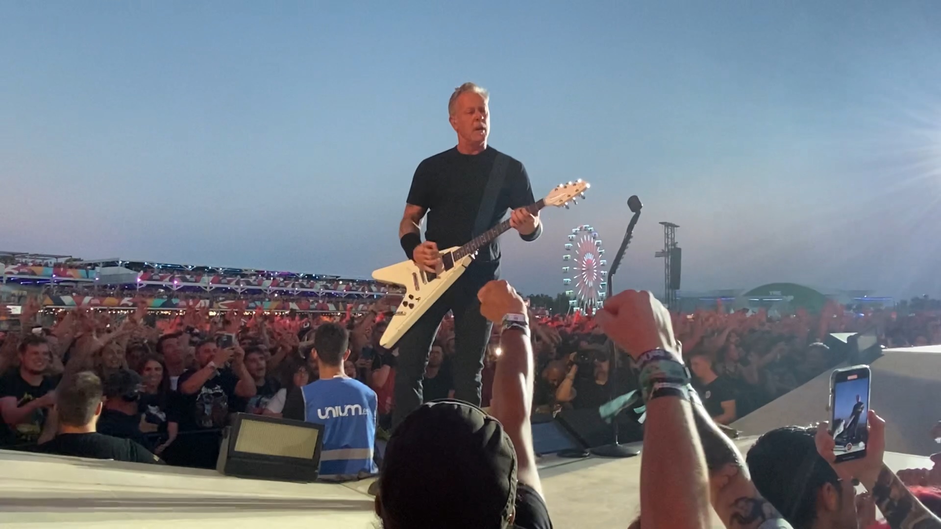 VÍDEOS: Así es ver a Metallica desde el Snake Pit, donde casi puedes tocarles