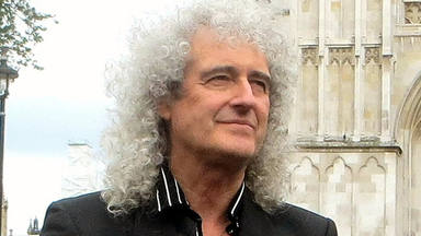 Brian May (Queen) se ha contagiado de COVID-19: “Era patético, no podía hablar ni salir de la cama”
