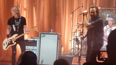 La genial colaboración de Eddie Vedder (Pearl Jam) y Duff McKagan (Gn'R) tocando un clásico de The Pretenders
