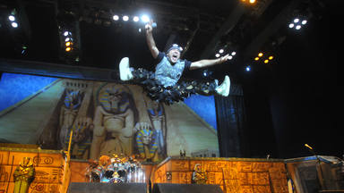 Bruce Dickinson (Iron Maiden), sin planes para retirarse: “Caeremos muertos sobre el escenario”