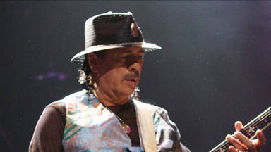 Carlos Santana se desmaya tocando sobre el escenario