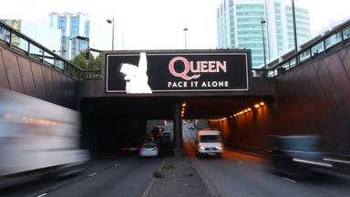 Queen y "Face It Alone": Londres y México también se llenan de carteles del gran estreno