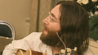 La sencilla y magistral demo de John Lennon tocando “Yellow Submarine” de The Bealtes: ¿notas el cambio?