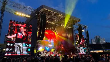Guns N' Roses estrena “Perhaps” en concierto: “A ver cómo narices la canto en directo”