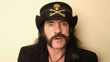 La broma pesada de Lemmy (Motörhead) a sus teloneras que no le salió como esperaba: “Media cabeza de cerdo”