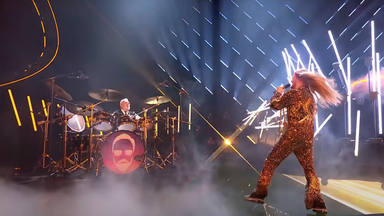 Así actuó Roger Taylor (Queen) en Eurovisión junto a una de las grandes estrellas de la música inglesa