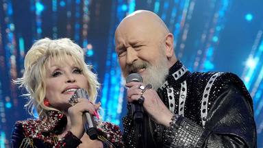 ¡Rob Halford (Judas Priest) canta con Dolly Parton en el Rock & Roll Hall of Fame!