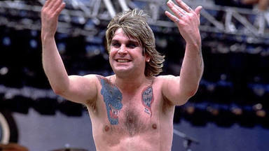 Descubre la historia de por qué Ozzy Osbourne tiene tatuadas unas caras sonrientes