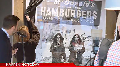 La histórica foto de Van Halen con una hamburguesa que ahora preside un McDonald's