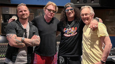 Axl Rose y Slash (Guns N' Roses), pillados en el estudio de grabación: “Suena increíble”