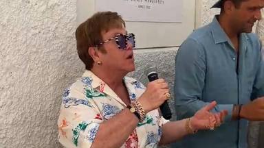 Elton John aparece por sorpresa en un restaurante francés y canta su colaboración con Britney Spears