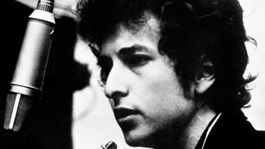 El día en el que Bob Dylan fue abucheado sin compasión: los motivos y el cisma que generó en la música
