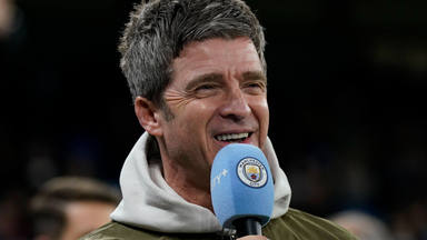 Noel Gallagher le pega un cabezazo al padre de un jugador del Manchester City en la celebración de la Premier