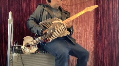 Construye una guitarra con los huesos de su difunto tío porque "le encantaba el heavy metal"