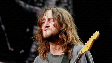 John Frusciante (RHCP) se sincera sobre lo mucho que le cuesta imitar a Eddie Van Halen: “Casi quito el solo”