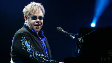 Elton John se salva de una tragedia: su avión privado se ve obligado a hacer un aterrizaje forzoso