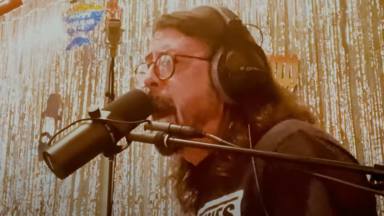 Dave Grohl (Foo Fighters) lanza una increíble versión del “Blitzkrieg Bop” de Los Ramones