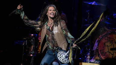 Steven Tyler entra en rehabilitación y cancela la gira de Aerosmith hasta septiembre