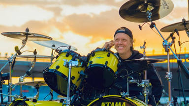 Lars Ulrich (Metallica) usa cuatro baterías en los conciertos y su razón es lógica y sorprendente