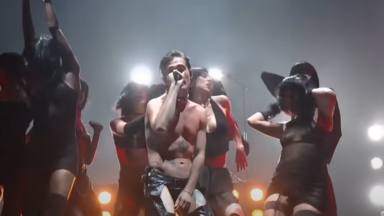 Damiano David (Maneskin) "enseña el culo" en plena actuación y MTV “le censura”: esta es la imagen