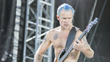 Flea lamenta la “arrogancia” de Red Hot Chili Peppers con Guns N' Roses: “Fue penoso”