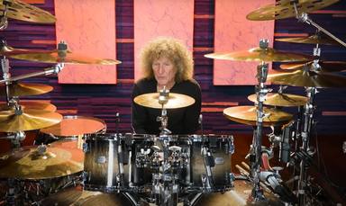 ¿Eres batería y quieres aprender a tocar “Here I Go Again” de Whitesnake? Tommy Aldridge es tu profesor
