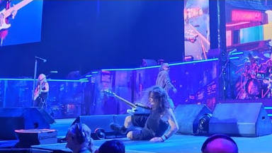 Steve Harris (Iron Maiden) sufre un tremendo resbalón sobre el escenario: así lo ha salvado