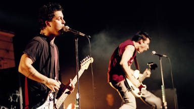 El concierto gratuito de Green Day que acabó en una batalla campal con la policía: "500 de ellos..."