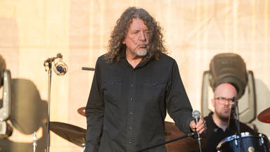 Robert Plant (Led Zeppelin) desvela qué ocho canciones se llevaría a una isla desierta: una es suya