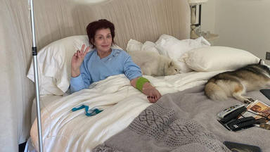Sharon Osbourne, en cama y con un gotero durante su convalecencia por COVID
