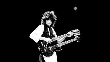 Cuando Jimmy Page tocó la guitarra... y no precisamente con las manos
