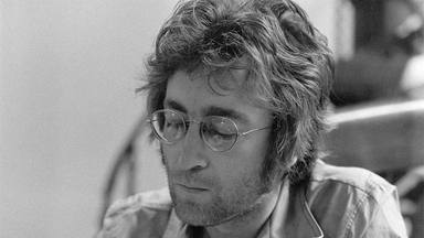 Las 10 canciones que debes escuchar para entender a John Lennon (y 8 cosas que no sabías sobre "Imagine")