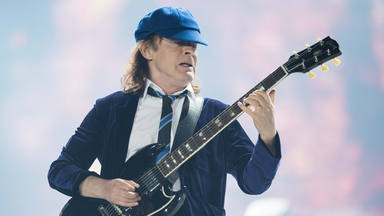 Angus Young (AC/DC) desvela cómo se siente en el escenario: "Como ver una película"
