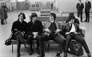 The Kinks posando en 1965 para Roger Kasparian