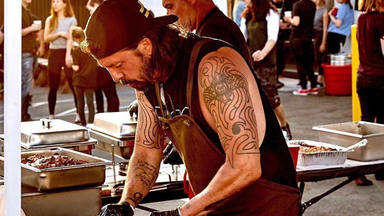 Dave Ghohl (Foo Fighters) se pasa 16 horas cocinando una gigantesca barbacoa para personas sin hogar