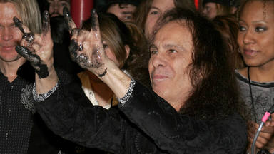 ¿Era realmente tan precario lo que pagaba Ronnie James Dio? “Me compré un Ferrari porque no gastaba en comida”