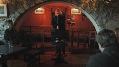 Joe Elliott (Def Leppard) “se electrocuta” en un karaoke para promocionar su última colaboración