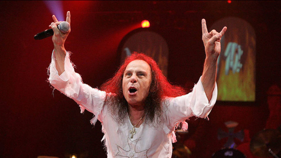 Ronnie James Dio popularizó el gesto de "los cuernos del heavy metal"  gracias a su abuela - Al día - RockFM