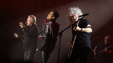Queen y Elton John se preparan para ofrecer el concierto que enfurecería a los Sex Pistols