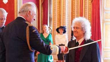 Brian May (Queen) es ordenado caballero por el Rey Carlos: “¡Sin palabras!”
