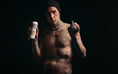 Travis Barker (Blink-182), desnudo anunciando este insólito tratamiento íntimo: “Consulta al médico antes"