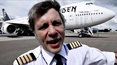 Bruce Dickinson (Iron Maiden) y su viaje más emotivo como piloto: “No puedes emocionarte y acabar en un hoyo"