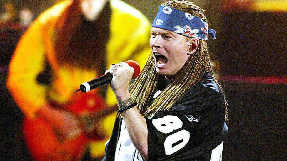 Los nuevos Guns N' Roses con las costumbres de siempre: Axl Rose y su no-retorno a Canadá en 2002. 1583755343506